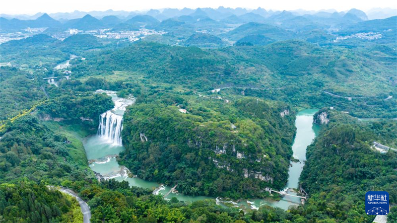 Πετάξτε πάνω από τα μεγάλα ποτάμια και τα βουνά