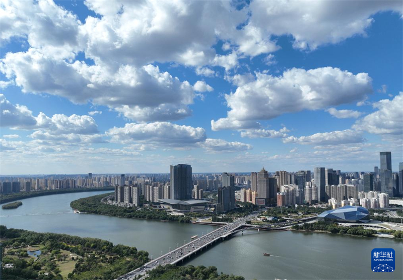 Πετάξτε πάνω από τα μεγάλα ποτάμια και τα βουνά