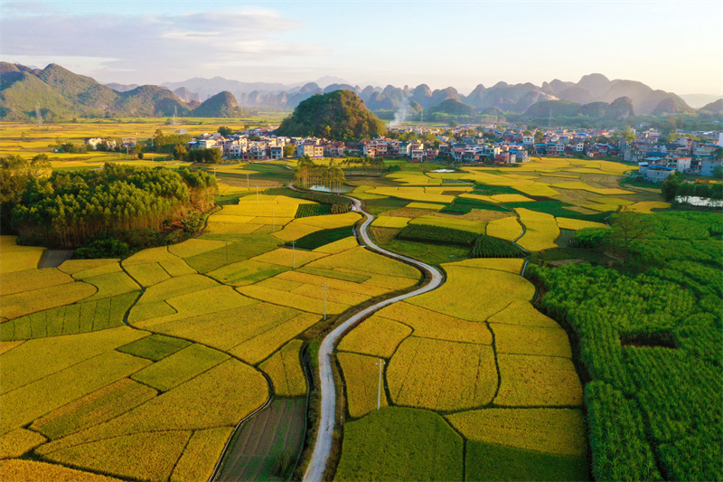 Στην επαρχία Γκουανσί η ύπαιθρος είναι πολύχρωμη με άφθονα τοπία