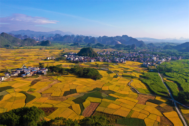 Στην επαρχία Γκουανσί η ύπαιθρος είναι πολύχρωμη με άφθονα τοπία