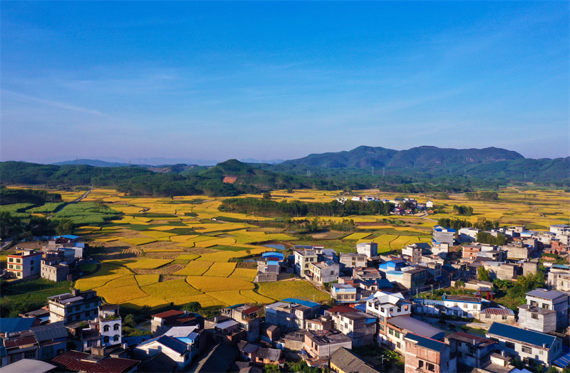 Στην επαρχία Γκουανσί η ύπαιθρος είναι πολύχρωμη με άφθονα τοπία