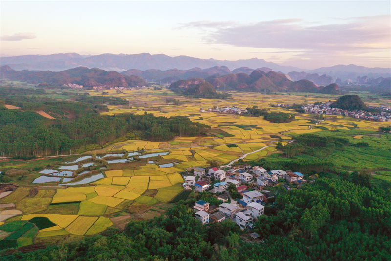 Στην επαρχία Γκουανσί η ύπαιθρος είναι πολύχρωμη με άφθονα τοπία