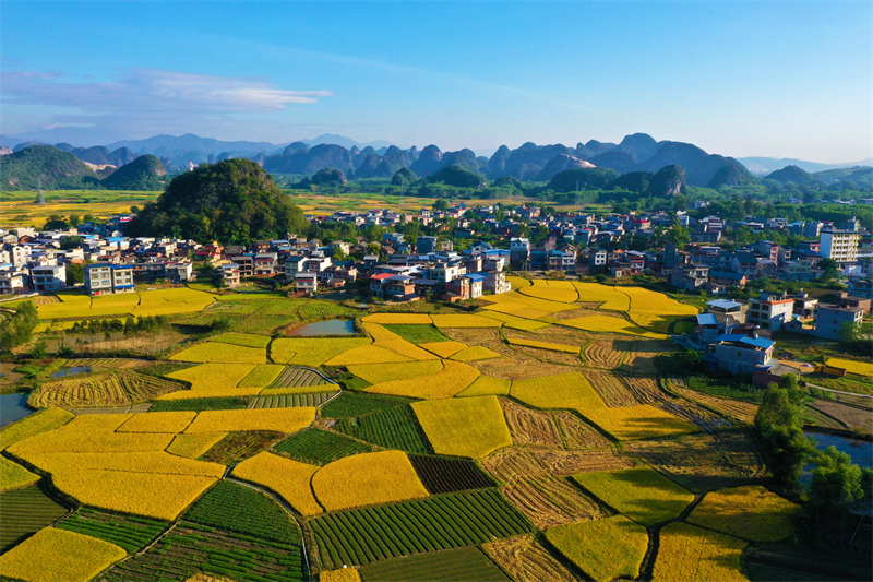 Στην επαρχία Γκουανσί η ύπαιθρος είναι πολύχρωμη με άφθονα τοπία