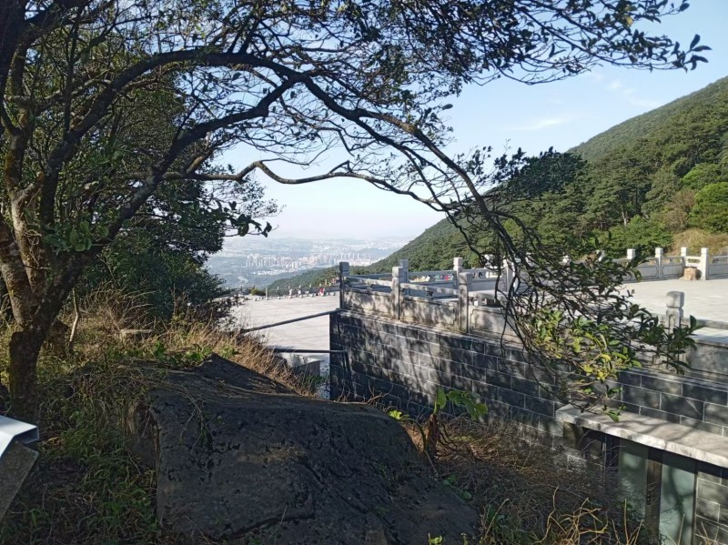 Τα φυσικά θαύματα και το τοπίο της πόλης του βουνού Γουτόνγκ