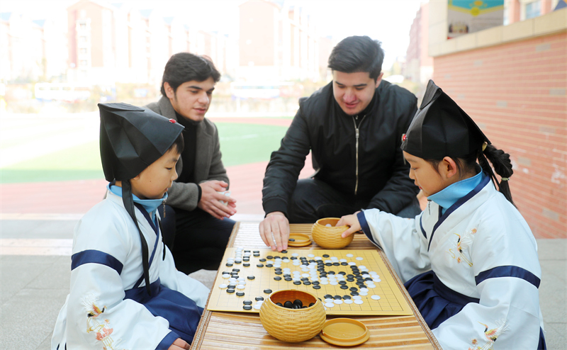 Οι ξένοι φοιτητές βιώνουν την κινεζική παραδοσιακή κουλτούρα