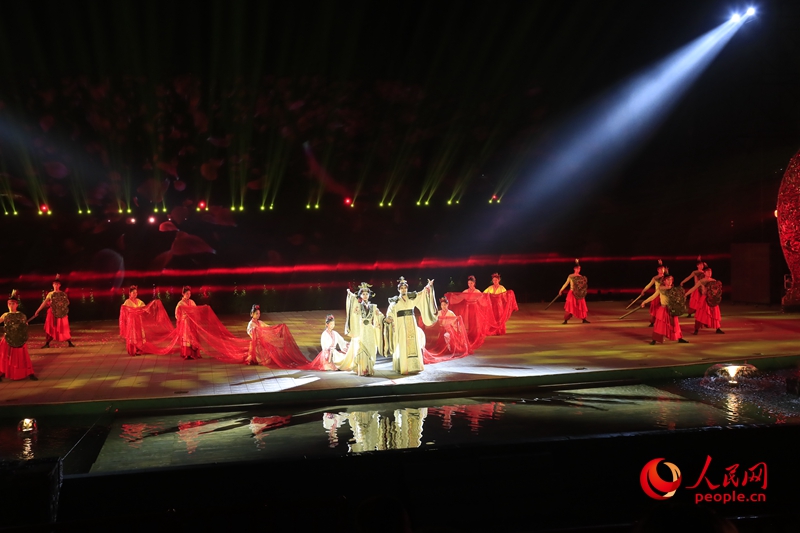 Η παράσταση "Χουανσού Νταγί Σάνγκ (Huansu·Dayi Shang)" ζωντανά