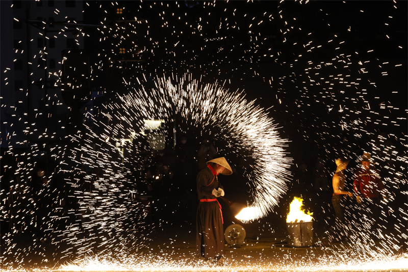 Στην πόλη Λονγκνάν τα πρωτότυπα, πολύχρωμα πυροτεχνήματα καλωσορίζουν το νέο έτος