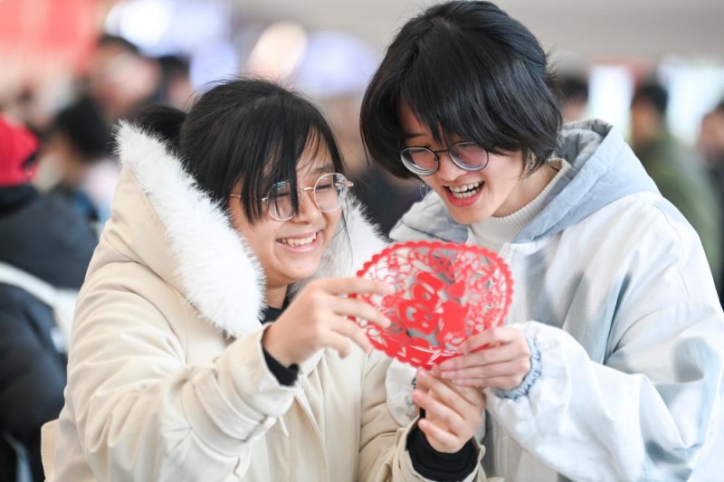 Ξεκίνησαν να συρρέουν οι Κινέζοι στα ΜΜΜ εν όψει του φετινού εορτασμού της Άνοιξης