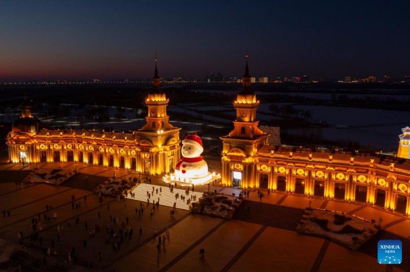 Μαγνητίζουν τους επισκέπτες τα γλυπτά από χιόνι στο Χαρμπίν