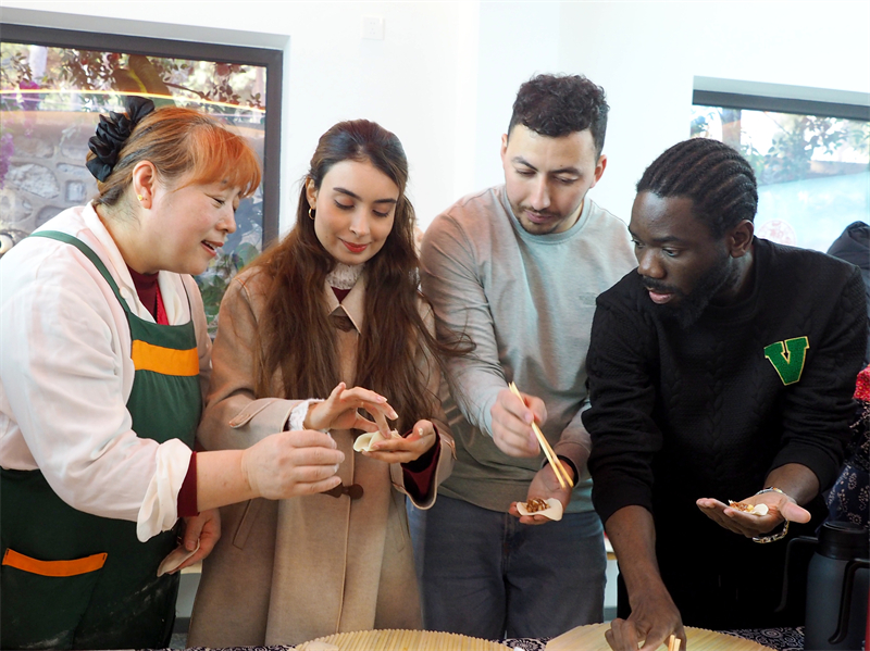 Οι διεθνείς φοιτητές βιώνουν τη χαρά του «κινεζικού νέου έτους» στο Πεκίνο