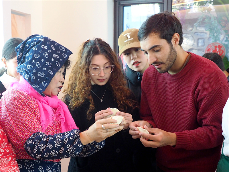 Οι διεθνείς φοιτητές βιώνουν τη χαρά του «κινεζικού νέου έτους» στο Πεκίνο