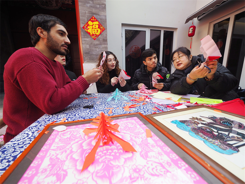 Οι διεθνείς φοιτητές βιώνουν τη χαρά του «κινεζικού νέου έτους» στο Πεκίνο