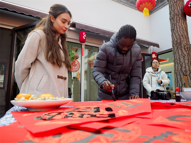 Οι διεθνείς φοιτητές βιώνουν τη χαρά του «κινεζικού νέου έτους» στο Πεκίνο