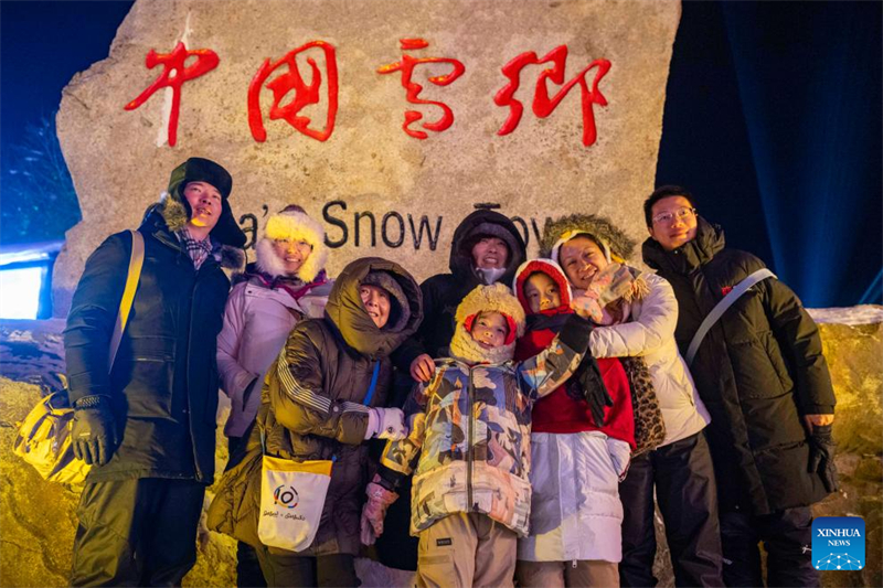 Η «Πόλη του Χιονιού» στην πόλη Μουνταντζιάνγκ με λευκό χιόνι και κόκκινα φανάρια προσελκύει τουρίστες