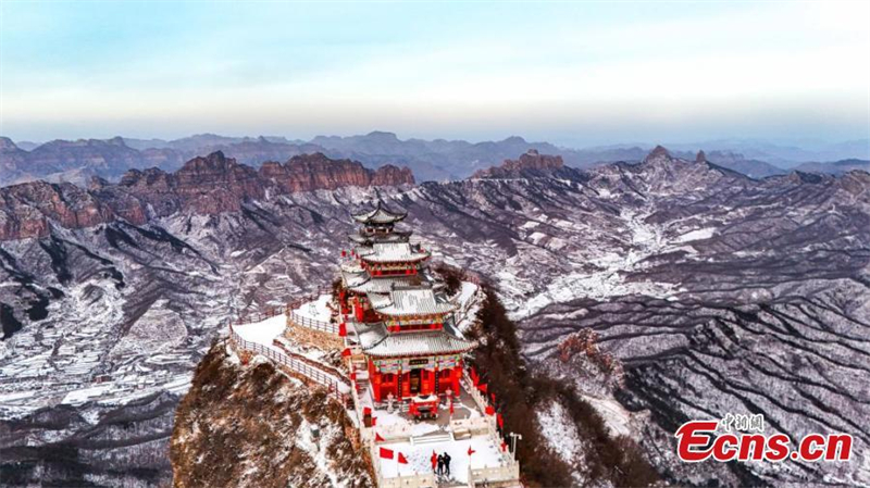 Μαγευτικό το χιονισμένο τοπίο των βουνών Ταϊχάνγκ