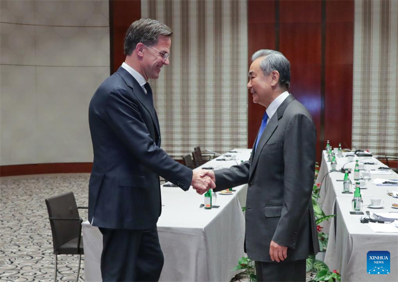 Ο Κινέζος Υπουργός Εξωτερικών, Γουάνγκ Γι, επίσης μέλος του Πολιτικού Γραφείου της Κεντρικής Επιτροπής του Κομμουνιστικού Κόμματος της Κίνας, συναντά τον Γενικό Γραμματέα του ΝΑΤΟ, Μαρκ Ρούτε, στο περιθώριο της Διάσκεψης Ασφάλειας του Μονάχου, στο Μόναχο της Γερμανίας, στις 14 Φεβρουαρίου 2025. (Φωτογραφία / Xinhua)