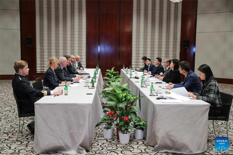 Ο Κινέζος Υπουργός Εξωτερικών, Γουάνγκ Γι, επίσης μέλος του Πολιτικού Γραφείου της Κεντρικής Επιτροπής του Κομμουνιστικού Κόμματος της Κίνας, συναντά τον Γενικό Γραμματέα του ΝΑΤΟ, Μαρκ Ρούτε, στο περιθώριο της Διάσκεψης Ασφάλειας του Μονάχου, στο Μόναχο της Γερμανίας, στις 14 Φεβρουαρίου 2025. (Φωτογραφία / Xinhua)