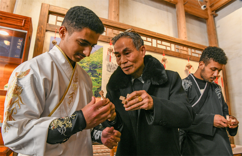 Ξένοι φοιτητές βιώνουν τη γοητεία της κινεζικής άυλης πολιτιστικής κληρονομιάς
