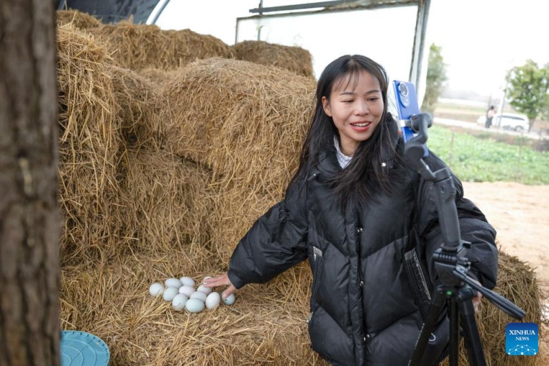 Μια αντιπρόσωπος της Λαϊκής Εθνοσυνέλευσης στο πλευρό των αγροτών της επαρχίας Χουμπέι της Κίνας