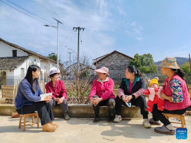 Μια αντιπρόσωπος της Λαϊκής Εθνοσυνέλευσης στο πλευρό των αγροτών της επαρχίας Χουμπέι της Κίνας