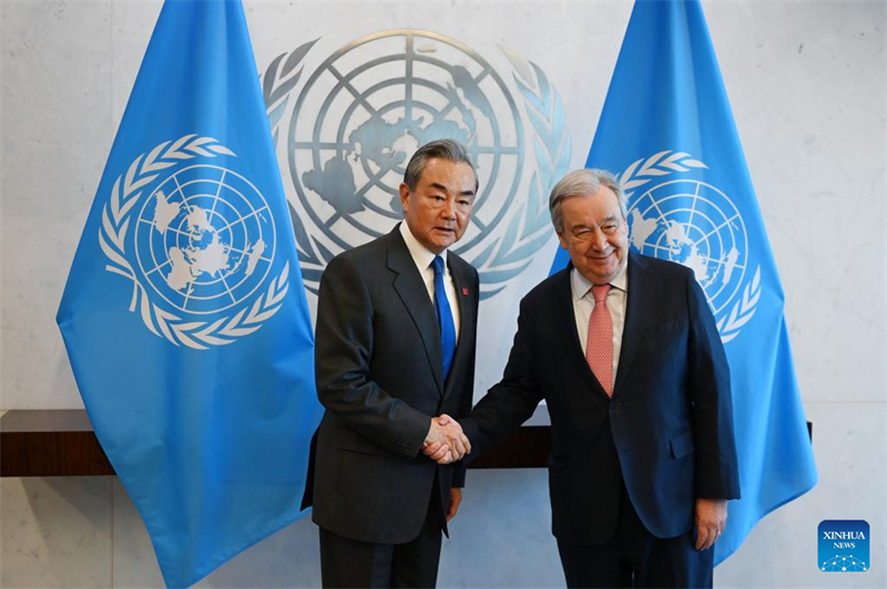 Ο Κινέζος Υπουργός Εξωτερικών Ουάνγκ Γι, που είναι επίσης μέλος του Πολιτικού Γραφείου της Κεντρικής Επιτροπής του Κομμουνιστικού Κόμματος της Κίνας, συναντά τον Γενικό Γραμματέα του ΟΗΕ, Αντόνιο Γκουτέρες, μετά την προεδρία του σε συνεδρίαση υψηλού επιπέδου του Συμβουλίου Ασφαλείας στη Νέα Υόρκη, στις 18 Φεβρουαρίου 2025. (Φωτογραφία / Xinhua)