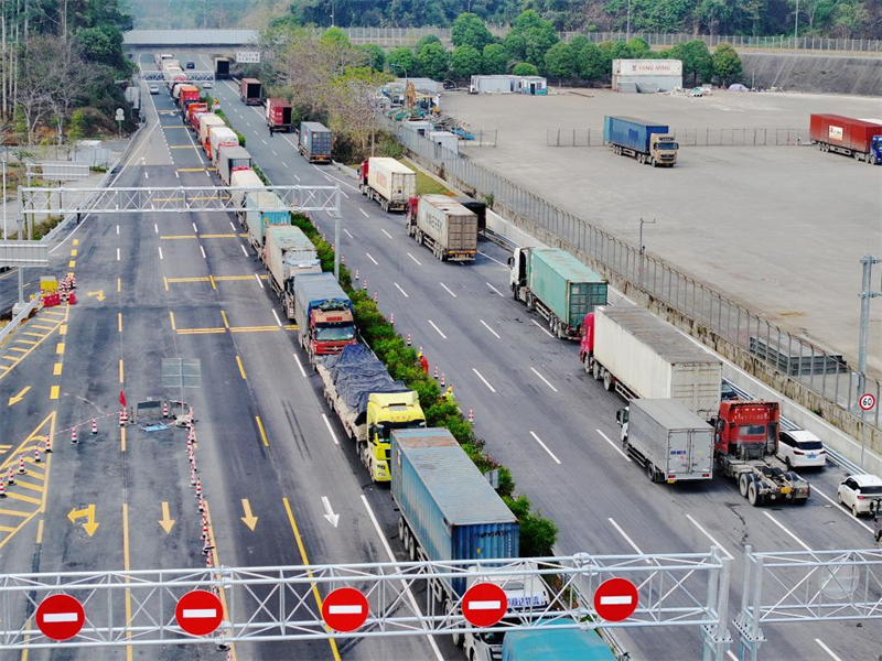 Φωτογραφία drone δείχνει οχήματα που περιμένουν να περάσουν από τον συνοριακό σταθμό Youyiguan, ή «Πέρασμα Φιλίας», στην πόλη Πινγκσιάνγκ, στην περιοχή Αυτονομίας Ζουάνγκ της Γκουανγκσί, στη νοτιοανατολική Κίνα, 1η Μαρτίου 2025. Φωτογραφία / Xinhua