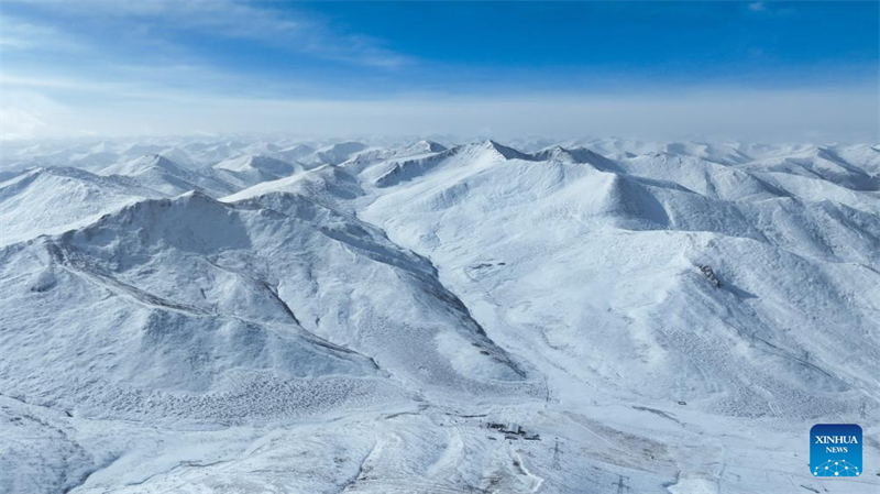 Χιονισμένο τοπίο στην Θιβετιανή Αυτόνομη Νομαρχία Γκολόγνκ στο Τσινγκχάι της ΒΔ Κίνας