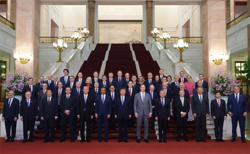 Ο Πρόεδρος Σι Τζινπίνγκ συναντά εκπροσώπους της διεθνούς επιχειρηματικής κοινότητας