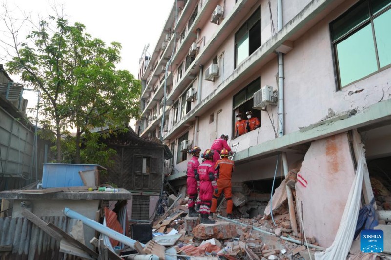 Ακόμα μία διάσωση από τα συντρίμμια στη Μιανμάρ από τους Κινέζους διασώστες στην πόλη Μανταλάι που επλήγη από σεισμό