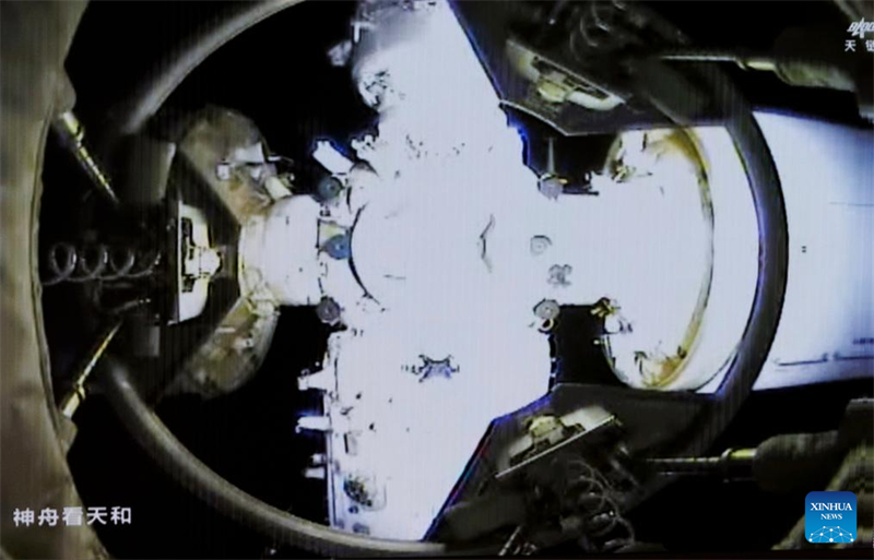 Η εικόνα αυτή, που ελήφθη στο Κέντρο Ελέγχου Διαστήματος του Πεκίνου στις 24 Απριλίου 2025, δείχνει το επανδρωμένο διαστημόπλοιο Shenzhou-20 να συνδέεται με το κεντρικό μοντέλο Tianhe του διαστημικού σταθμού. (Φωτογραφία / Xinhua)