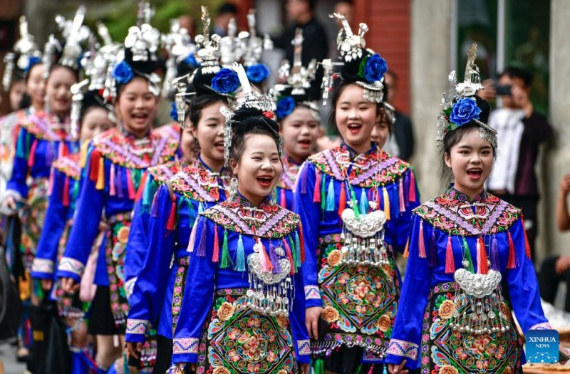 Διάφορες πολιτιστικές εκδηλώσεις πραγματοποιήθηκαν σε αναβαθμίδες στην Κονγκτζιάνγκ, Γκουϊτζού