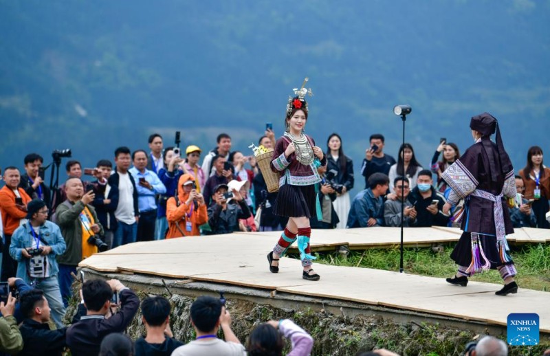 Διάφορες πολιτιστικές εκδηλώσεις πραγματοποιήθηκαν σε αναβαθμίδες στην Κονγκτζιάνγκ, Γκουϊτζού