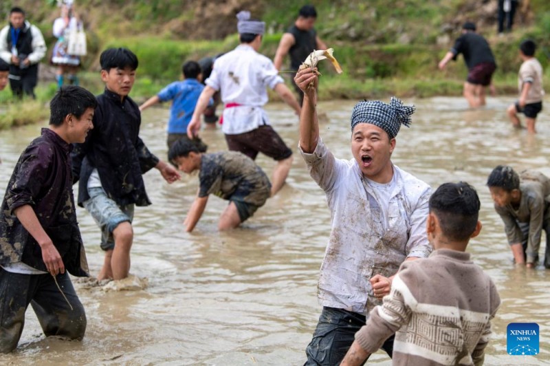 Διάφορες πολιτιστικές εκδηλώσεις πραγματοποιήθηκαν σε αναβαθμίδες στην Κονγκτζιάνγκ, Γκουϊτζού