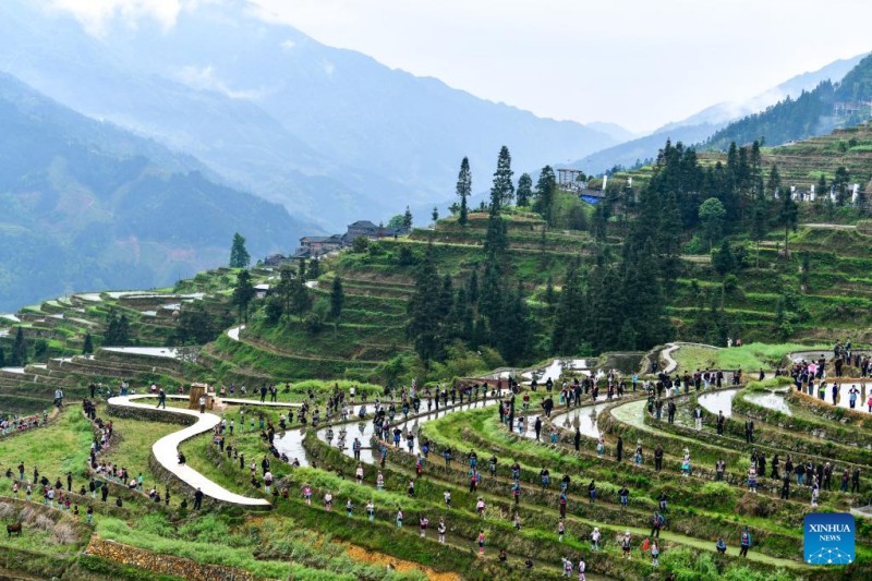 Διάφορες πολιτιστικές εκδηλώσεις πραγματοποιήθηκαν σε αναβαθμίδες στην Κονγκτζιάνγκ, Γκουϊτζού