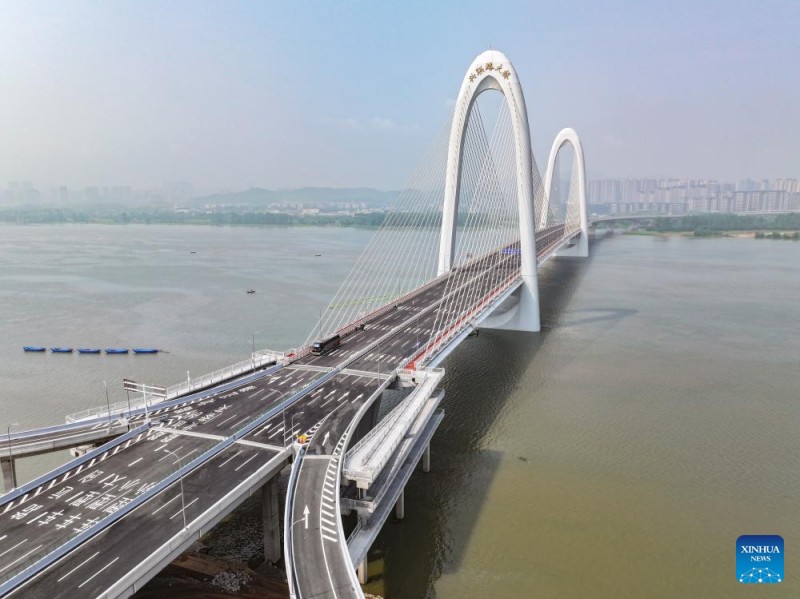 Μια εναέρια φωτογραφία με drone, που λήφθηκε στις 28 Απριλίου 2025, δείχνει τη θέα της γέφυρας Xinglianlu στην Changsha, στην επαρχία Χουνάν της κεντρικής Κίνας.