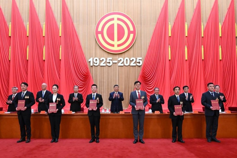 Ο Πρόεδρος Σι τονίζει τη συγκέντρωση της δύναμης της εργατικής τάξης για την αναζωογόνηση του κινεζικού έθνους