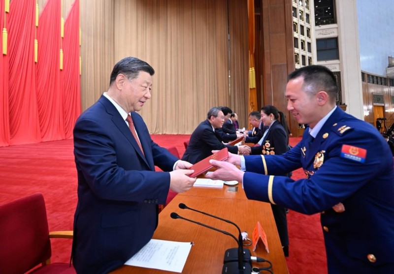 Ο Πρόεδρος Σι τονίζει τη συγκέντρωση της δύναμης της εργατικής τάξης για την αναζωογόνηση του κινεζικού έθνους