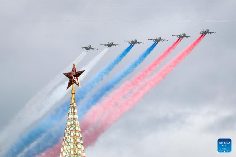 Αεροσκάφη πετούν σε σχηματισμό πάνω από την Κόκκινη Πλατεία κατά τη διάρκεια πρόβας για τη στρατιωτική παρέλαση της Ημέρας της Νίκης, η οποία σηματοδοτεί την 80ή επέτειο από τη Νίκη στον Μεγάλο Πατριωτικό Πόλεμο, στη Μόσχα, Ρωσία, στις 5 Μαΐου 2025.
