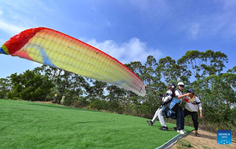 Οι τουριστικές δραστηριότητες χαμηλού υψομέτρου γίνονται προσέλκυσαν τους επισκέπτες τουρίστες στην Χαϊνάν της Κίνας