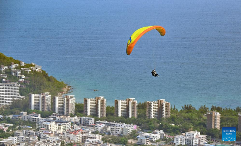 Οι τουριστικές δραστηριότητες χαμηλού υψομέτρου γίνονται προσέλκυσαν τους επισκέπτες τουρίστες στην Χαϊνάν της Κίνας