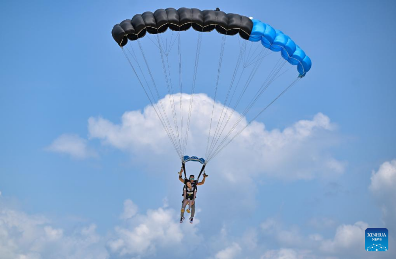 Οι τουριστικές δραστηριότητες χαμηλού υψομέτρου γίνονται προσέλκυσαν τους επισκέπτες τουρίστες στην Χαϊνάν της Κίνας