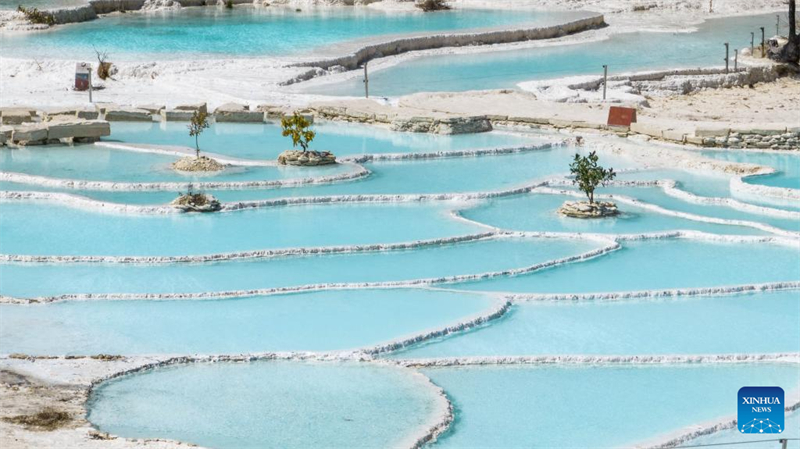 Αυτή η εναέρια φωτογραφία με drone, τραβηγμένη στις 10 Μαρτίου 2024, δείχνει μια άποψη του Μπαϊσουϊτάι στην κωμόπολη Σανμπα, Σιανγκρι-Λα, Αυτόνομη Νομαρχία Τιβέτ Ντετσέν, επαρχία Γιουνάν, νοτιοδυτική Κίνα. (Φωτογραφία / Xinhua)