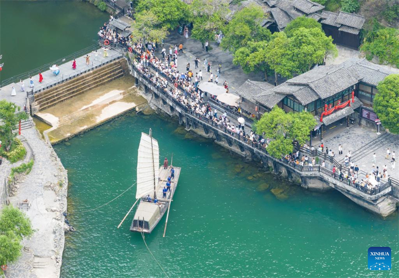 Η έκρηξη ταξιδιών της Πρωτομαγιάς αναδεικνύει τη ζωτικότητα της κινεζικής κατανάλωσης