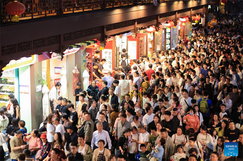 Τουρίστες επισκέπτονται την τουριστική περιοχή του Ναού του Κομφούκιου (Fuzi) στη Ναντζίνγκ, στην επαρχία Τζιανγκσού της ανατολικής Κίνας, 1 Μαΐου 2025. (Φωτογραφία / Xinhua)