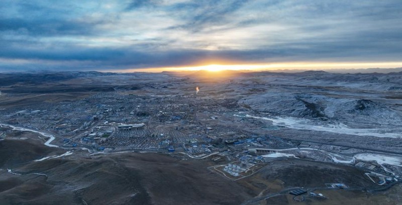 Εναέρια φωτογραφία με drone, τραβηγμένη στις 12 Φεβρουαρίου 2025, δείχνει πανοραμική άποψη του κέντρου της πόλης Ναγκτσού, στην Αυτόνομη Περιοχή Σιζάνγκ, νοτιοδυτική Κίνα. (Φωτογραφία / Xinhua)