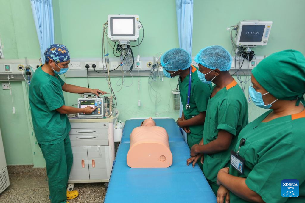 Ο Zhang Junqiao δίνει οδηγίες στις τοπικές νοσοκόμες της Τανζανίας να μάθουν γνώσεις πρώτων βοηθειών.