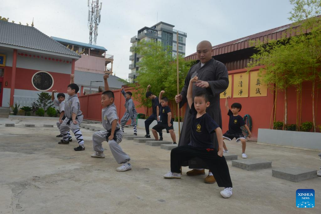 Οι μαθητές εξασκούνται στο Shaolin Kung Fu στο ναό Shaolin.