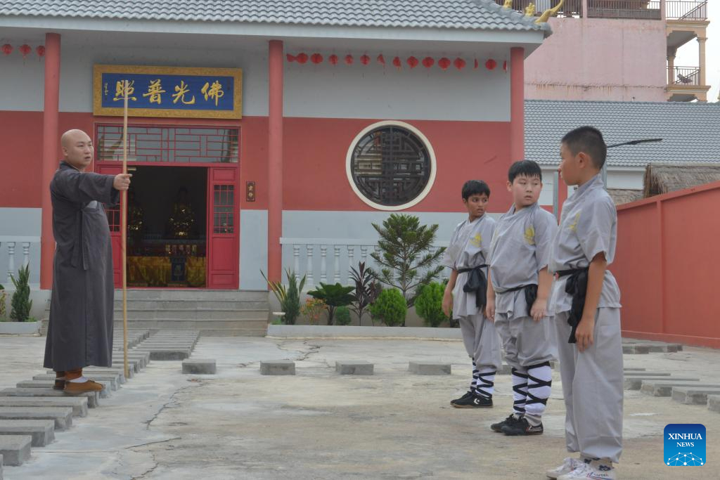 Οι μαθητές εξασκούνται το Σαολίν Κουνγκ Φου στο ναό Σαολίν. (Φωτογραφία / Xinhua)