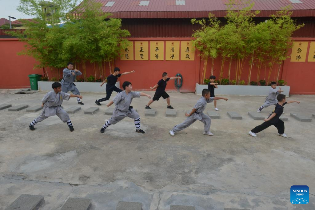 Οι μαθητές εξασκούνται το Σαολίν Κουνγκ Φου στο ναό Σαολίν. (Φωτογραφία / Xinhua)