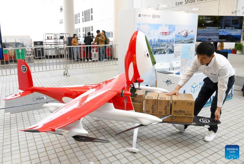 Ένα drone που αναπτύχθηκε από την Phoenix Wings, μια εταιρεία μη επανδρωμένων εναέριων οχημάτων (UAV) για μεταφορές φορτίων και μέλος του κινεζικού κολοσσού ταχυμεταφορών SF Group, απεικονίζεται στην τελετή έναρξης της πρώτης σειράς πιλοτικών έργων "ρυθμιστικής αμμοδόχου" για την οικονομία χαμηλού υψομέτρου (LAE), που πραγματοποιήθηκε στο Χονγκ Κονγκ, νότια Κίνα, στις 20 Μαρτίου 2025. 